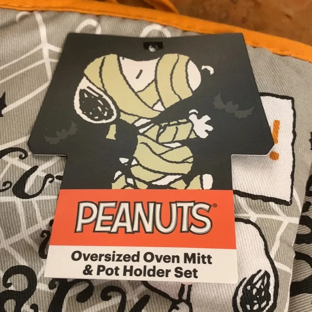 Peanuts Snoopy Halloween Oversized Oven Mitt & Pot Holder set NEW